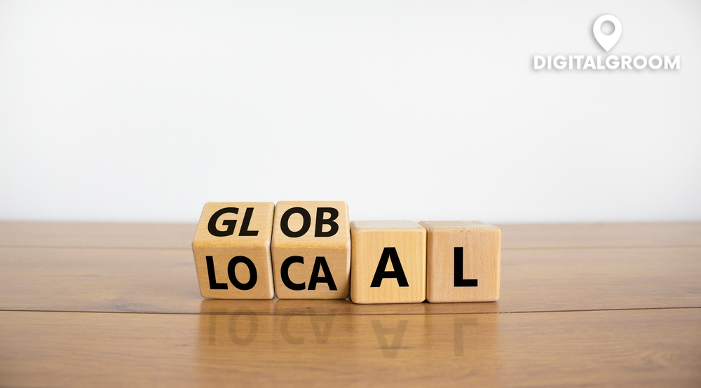 Holzblöcke auf einem Tisch formen die Wörter'GLOBAL' und'LOCAL', um das Konzept der Globalisierung und lokale Relevanz zu illustrieren