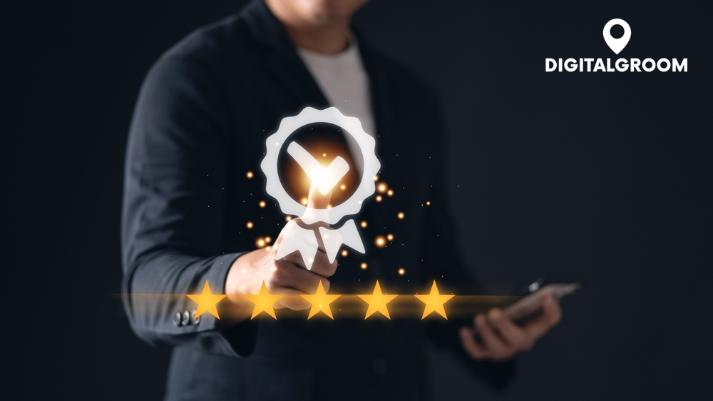 Geschäftsmann im Anzug zeigt auf ein leuchtendes Qualitätssiegel mit Häkchen und fünf Sternen, symbolisiert Kundenzufriedenheit und Kundenbindung. Digitalgroom-Logo im Hintergrund.